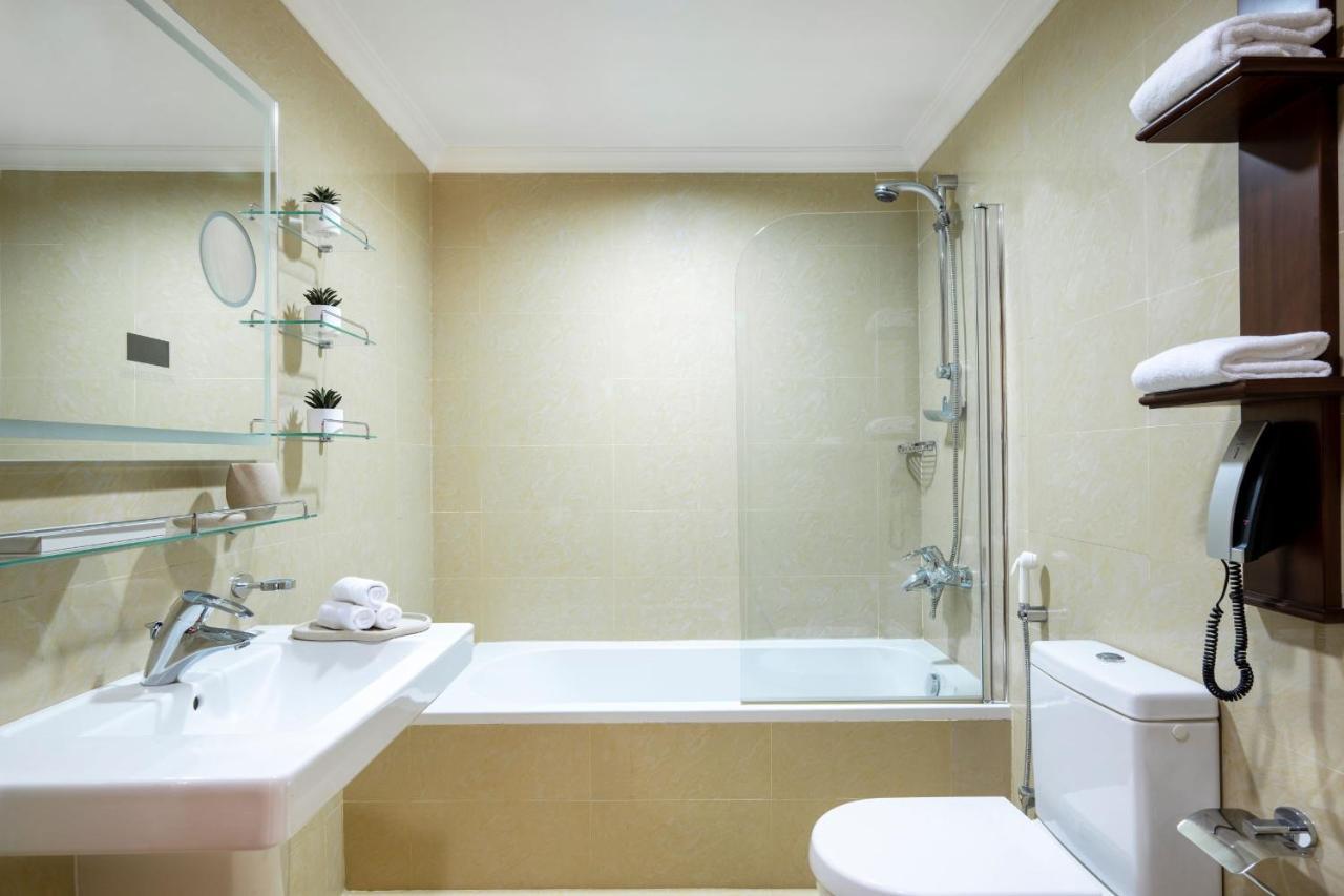 Dusit Hotel & Suites - Ντόχα Εξωτερικό φωτογραφία A modern bathroom