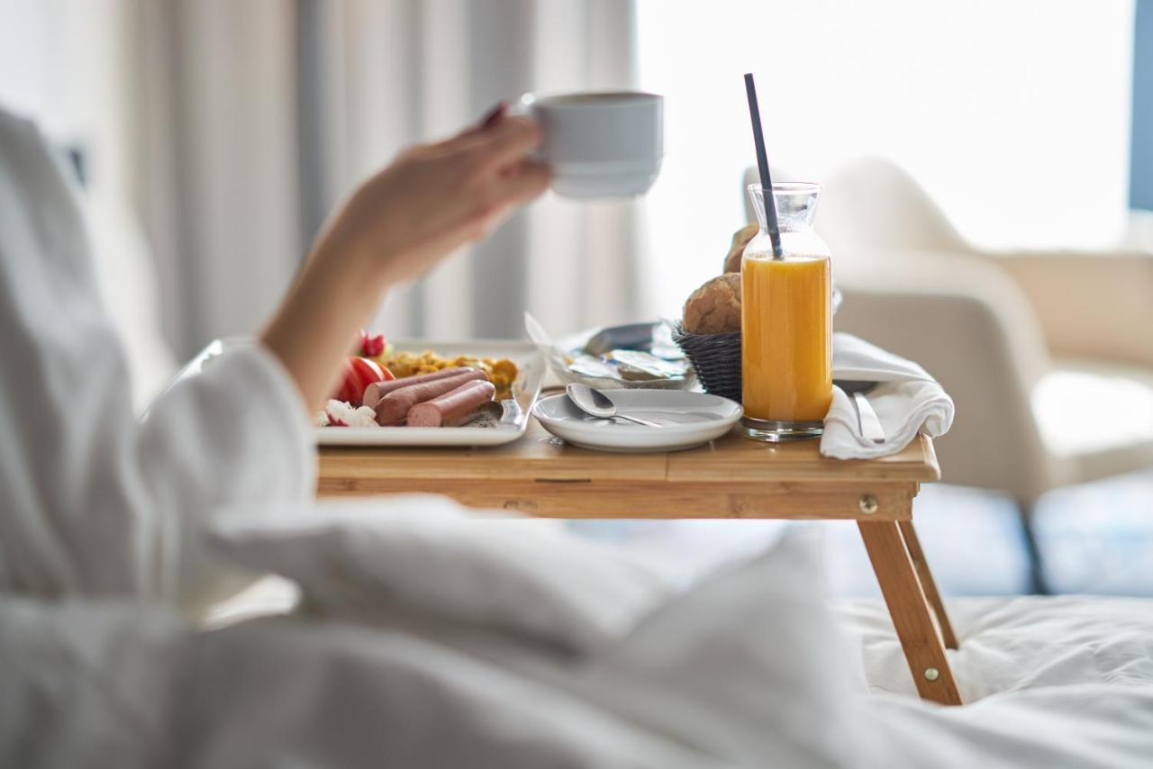 Dusit Hotel & Suites - Ντόχα Εξωτερικό φωτογραφία A breakfast in bed