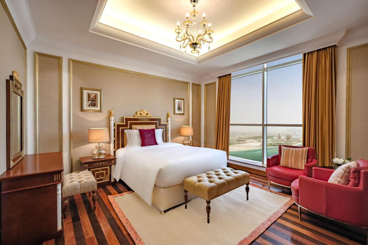 Dusit Hotel & Suites - Ντόχα Εξωτερικό φωτογραφία A bedroom at Jumeirah Emirates Towers Hotel