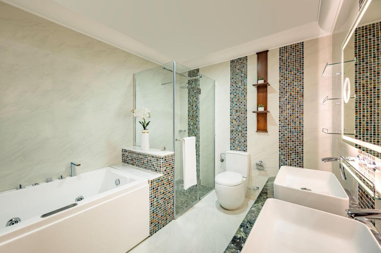 Dusit Hotel & Suites - Ντόχα Εξωτερικό φωτογραφία A modern bathroom