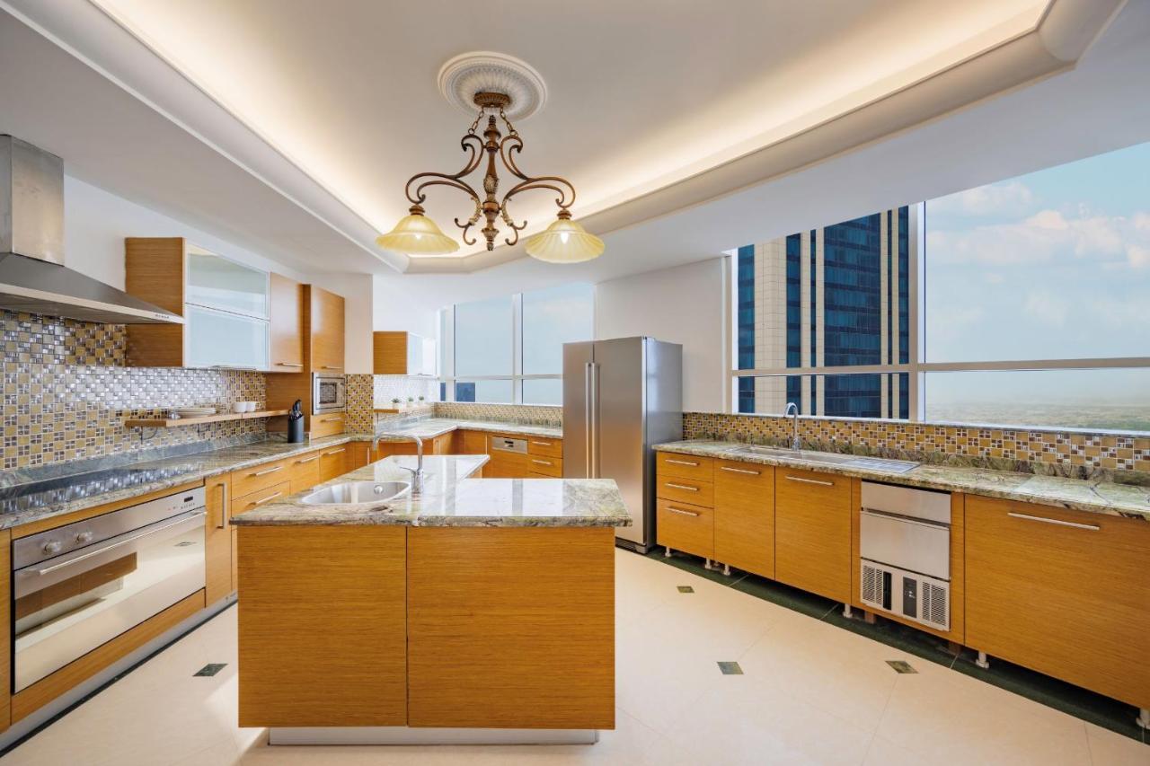Dusit Hotel & Suites - Ντόχα Εξωτερικό φωτογραφία A modern kitchen